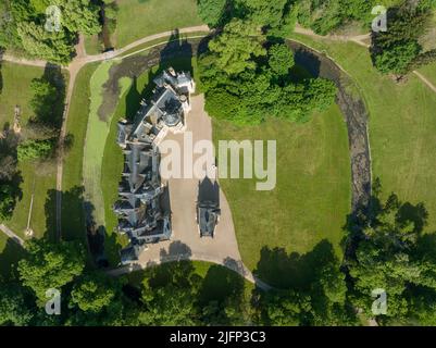 Luftaufnahme des historischen Herrenhauses von Château de Meillant in Meillant, Cher, Centre-Val de Loire, Frankreich mit imposanter Renaissance-Architektur, Türmchen, Schlepptau Stockfoto