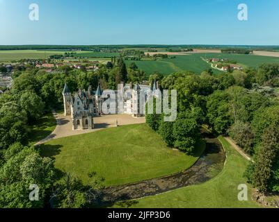 Luftaufnahme des historischen Herrenhauses von Château de Meillant in Meillant, Cher, Centre-Val de Loire, Frankreich mit imposanter Renaissance-Architektur, Türmchen, Schlepptau Stockfoto