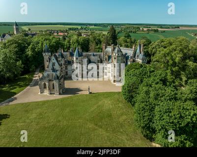 Luftaufnahme des historischen Herrenhauses von Château de Meillant in Meillant, Cher, Centre-Val de Loire, Frankreich mit imposanter Renaissance-Architektur, Türmchen, Schlepptau Stockfoto