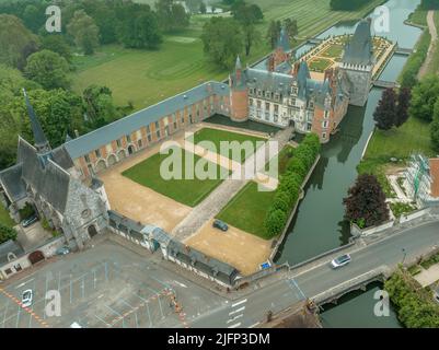 Luftaufnahme des mittelalterlichen Schlosspalastes von Maintenon in Frankreich mit französischem Garten Stockfoto