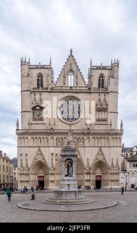 Gotische Kathedrale von Lyon mit zwei Türmen Stockfoto