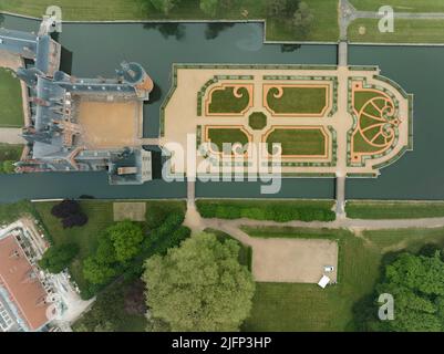 Luftaufnahme des mittelalterlichen Schlosspalastes von Maintenon in Frankreich mit französischem Garten Stockfoto