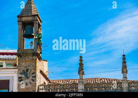 Detail mit dem Uhrturm und Großvater Mayorga. Der Stadtpalast im Stil der Neorenaissance ist ein Gebäude in der spanischen Stadt Plasencia. Headqu Stockfoto