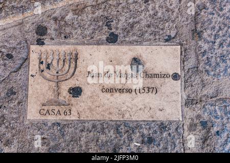 Gedenktafel im jüdischen Viertel zur Anerkennung seiner ehemaligen Nachbarn. Plasencia, Cáceres, Extremadura, Spanien, Europa Stockfoto