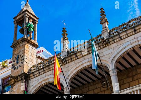 Detail mit dem Uhrturm und Großvater Mayorga. Der Stadtpalast im Stil der Neorenaissance ist ein Gebäude in der spanischen Stadt Plasencia. Headqu Stockfoto