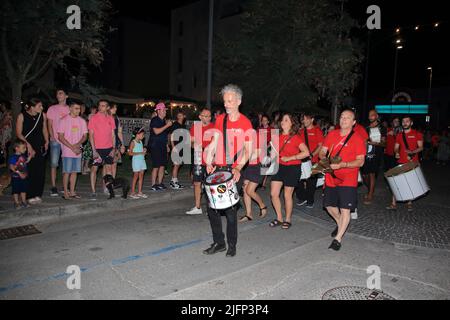 Bellaria Igea Marina, Rimini, Italien - 02. Juli 2022 :Gesehene Musiker besuchen den Karneval in Pink während der Pink Night Veranstaltung.die Pink Night ist der Silvesterabend des Sommers, das wichtigste Ereignis des italienischen Sommers an der Riviera. Alles ist mit Rosa getönt und man kann das Gefühl der Feier, die von Ravenna bis Cattolica in Shows und Konzerten auf nationaler und internationaler Ebene explodiert schmecken.die Rose ist eine Farbe, die an die Süße, Freundlichkeit und Gastfreundschaft zu erinnern ruft, Das sind die Werte, die die Riviera vermitteln und erzählen will. (Foto von Pasquale Senatore/Pacific Press) Stockfoto