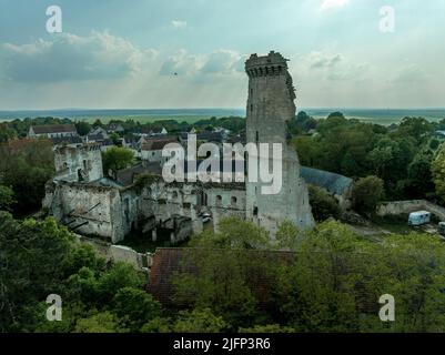 Montepilloy Castle Eingang durch zwei halbkreisförmige Türme in Frankreich halb gesprengt mittelalterlichen Bergfried Luftbild geschützt Stockfoto