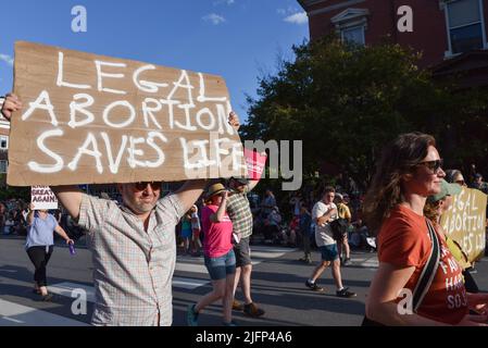 Abtreibungsrechtler, die Abtreibungsrechte tragen, marschieren in der Parade vom 4. Juli in Montpelier, VT, USA.
