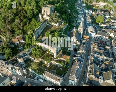 Luftaufnahme von Montrichard Schloss und Stadt im Loire-Tal mit Burgruine und Mauern auf einem Hügel Stockfoto