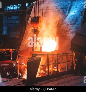 Hochofen roch flüssiges Eisen in Stahlwerk-Gießerei metallurgische Industrie. Flüssiges Metall schmelzen. Stahlwerk Produktionsfabrik. Stockfoto