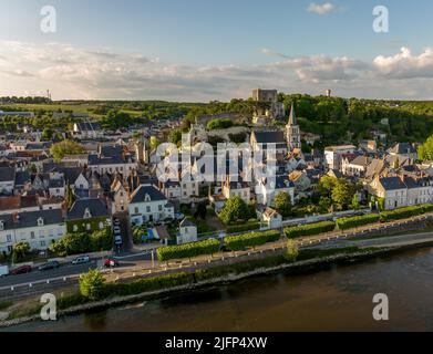 Luftaufnahme von Montrichard Schloss und Stadt im Loire-Tal mit Burgruine und Mauern auf einem Hügel Stockfoto