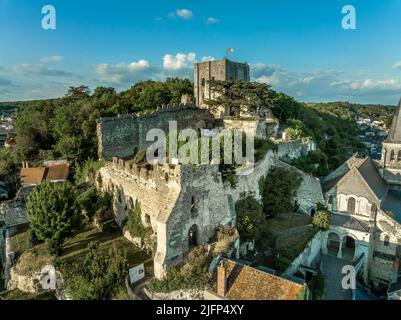 Luftaufnahme von Montrichard Schloss und Stadt im Loire-Tal mit Burgruine und Mauern auf einem Hügel Stockfoto