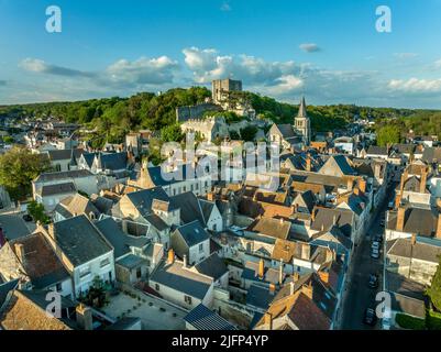 Luftaufnahme von Montrichard Schloss und Stadt im Loire-Tal mit Burgruine und Mauern auf einem Hügel Stockfoto