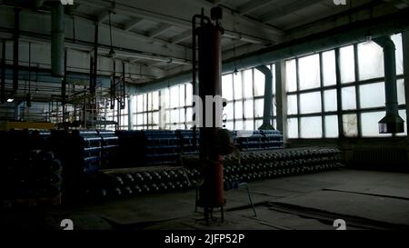 Ausrüstung im Werk. Clip. Ein großer Raum mit riesigen Gasballen, die sich bewegen und übereinander liegen. Stockfoto