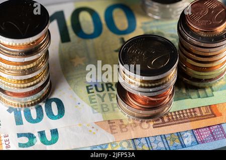 Stapel von Euro-Münzen auf Euro-Banknoten und -Scheinen Stockfoto