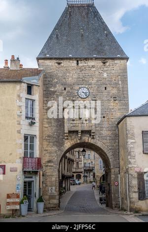 Luftaufnahme des Dorfes Noyers in der schönen Umgebung der Chablis-Landschaft am Ufer des Flusses Serein ein echtes Geschichtsbuch mit dem cobb Stockfoto