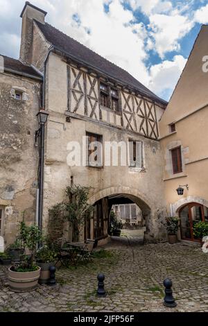 Luftaufnahme des Dorfes Noyers in der schönen Umgebung der Chablis-Landschaft am Ufer des Flusses Serein ein echtes Geschichtsbuch mit dem cobb Stockfoto