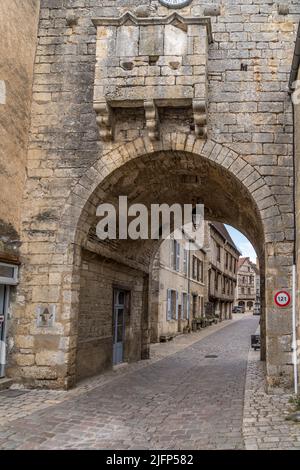 Luftaufnahme des Dorfes Noyers in der schönen Umgebung der Chablis-Landschaft am Ufer des Flusses Serein ein echtes Geschichtsbuch mit dem cobb Stockfoto