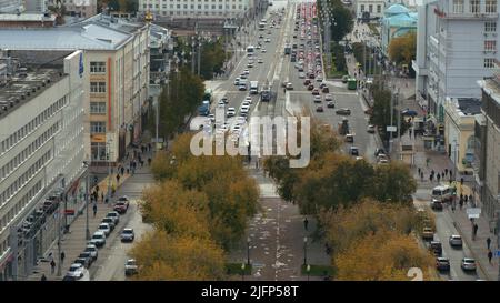 Russland, Jekaterinburg - 10. September 2021: Draufsicht auf geschäftige Straße mit Autos der schönen Stadt im Herbst. Archivmaterial. Moderne Stadt mit breiter Straße Stockfoto