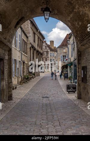 Luftaufnahme des Dorfes Noyers in der schönen Umgebung der Chablis-Landschaft am Ufer des Flusses Serein ein echtes Geschichtsbuch mit dem cobb Stockfoto