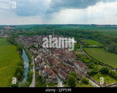 Luftaufnahme des Dorfes Noyers in der schönen Umgebung der Chablis-Landschaft am Ufer des Flusses Serein ein echtes Geschichtsbuch mit dem cobb Stockfoto