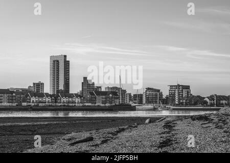 Blick von Weston in Richtung Ocean Village Marina, Skyline von Southampton in schwarz-weiß/monochrom, Hampshire, England, Großbritannien Stockfoto