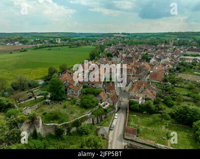 Luftaufnahme des Dorfes Noyers in der schönen Umgebung der Chablis-Landschaft am Ufer des Flusses Serein ein echtes Geschichtsbuch mit dem cobb Stockfoto