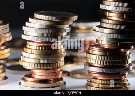 Aufgetürmt in Euro. Gestapelte Münzen in verschiedenen Größen und Positionen Stockfoto