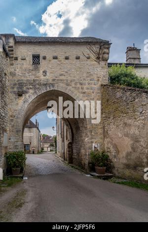 Luftaufnahme des Dorfes Noyers in der schönen Umgebung der Chablis-Landschaft am Ufer des Flusses Serein ein echtes Geschichtsbuch mit dem cobb Stockfoto