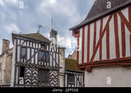 Luftaufnahme des Dorfes Noyers in der schönen Umgebung der Chablis-Landschaft am Ufer des Flusses Serein ein echtes Geschichtsbuch mit dem cobb Stockfoto