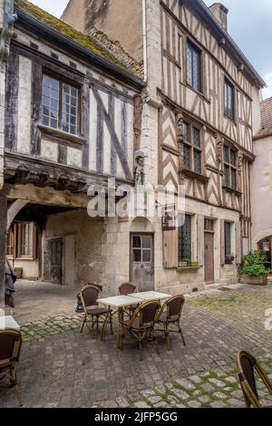 Luftaufnahme des Dorfes Noyers in der schönen Umgebung der Chablis-Landschaft am Ufer des Flusses Serein ein echtes Geschichtsbuch mit dem cobb Stockfoto