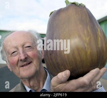 Peter Glazebrook mit seinem neuen Guiness-Weltrekord, der die schwerste Aubergine 3,12kg bei der Malvern Autumn Show gewann Canna UK National Giant Vegetables Championships, die am Three Counties Showground, Worcestershire, abgehalten wurde, Freitag, 24.. September Wann: 24. September 2021 Credit: Paul Nicholls/WENN Stockfoto