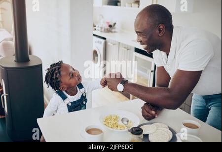 Wachsende Babys brauchen viel Liebe. Aufnahme eines Vaters und einer Tochter, die sich zu Hause verklebten. Stockfoto