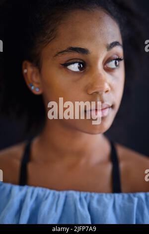 Porträt von traurigen schönen Teenager Afro-amerikanischen Mädchen wegschauen Stockfoto