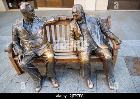 Bronzeskulptur zur Feier der Beziehung zwischen Churchill und Roosevelt, New Bond Street, London, Samstag, 28. Mai, 2022. Stockfoto