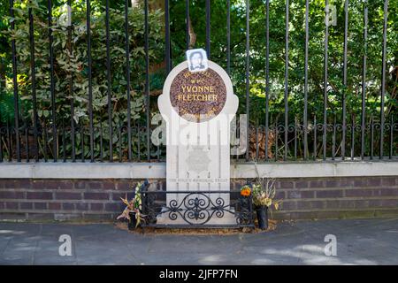 Denkmal für WPC Yvonne Fletcher, St james’s Square, London, England, Vereinigtes Königreich, Samstag, 28. Mai 2022.Foto: David Rowland / One-Image.com Stockfoto