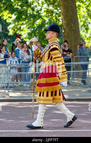 Senior Drum Major, Gareth Chambers, Irish Guards, Trooping the Color, Colonel’s Review in the Mall, London, England, Vereinigtes Königreich Stockfoto