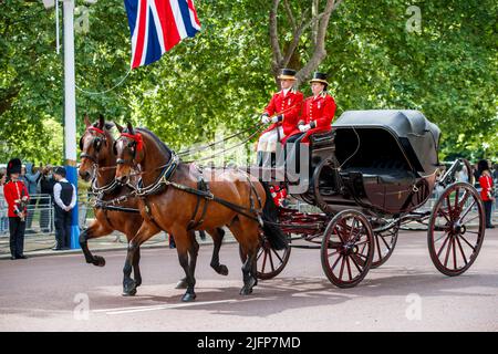 Eine leere Kutschenprozession bei der Trooping the Color, Colonel’s Review in der Mall, London, England, Großbritannien am Samstag, den 28. Mai 2022. Stockfoto