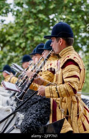 Mounted Band of the Household Cavalry bei Trooping the Color, Colonel’s Review in der Mall, London, England, Großbritannien, am Samstag, den 28. Mai 2022. Stockfoto