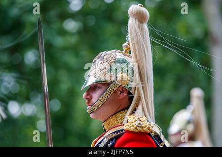 Sovereign’s Eskorte bei Trooping the Color, Colonel’s Review in the Mall, London, England, Großbritannien am Samstag, 28. Mai 2022. Stockfoto