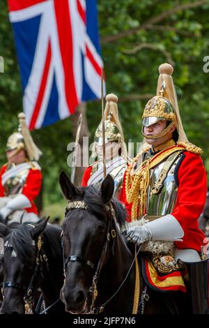 Sovereign’s Eskorte bei Trooping the Color, Colonel’s Review in the Mall, London, England, Großbritannien am Samstag, 28. Mai 2022. Stockfoto