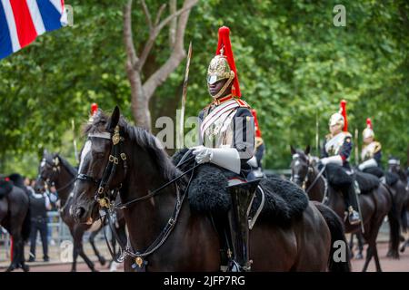 Sovereign’s Eskorte bei Trooping the Color, Colonel’s Review in the Mall, London, England, Großbritannien am Samstag, 28. Mai 2022. Stockfoto