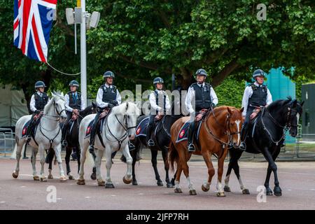 Berittene Polizeibeamte bei Trooping the Color, Colonel’s Review in der Mall, London, England, Vereinigtes Königreich am Samstag, 28. Mai 2022. Stockfoto