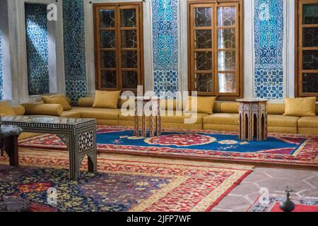 Ottoman-Couchtisch mit Perlmutt-Einlage auf IT Stockfoto