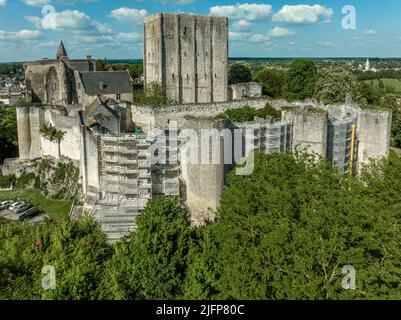 Luftpanorama von Loches in Indre-et-Loire im Loiretal in Frankreich mit massivem normannischen Bergfried mit doppeltem Gehege, halbkreisförmigen Türmen, R Stockfoto