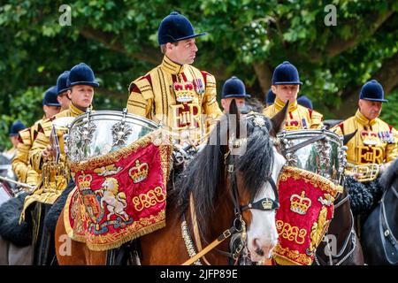 Mounted Band of the Household Cavalry bei Trooping the Color, Colonel’s Review in der Mall, London, England, Großbritannien, am Samstag, den 28. Mai 2022. Stockfoto