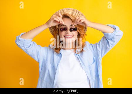 Kirschaugen. Porträt der Schönheit rötete Frau mit Kirschen auf gelb isolierten Hintergrund. Stockfoto