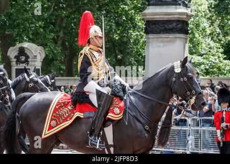 Sovereign’s Eskorte bei Trooping the Color, Colonel’s Review in the Mall, London, England, Großbritannien am Samstag, 28. Mai 2022. Stockfoto