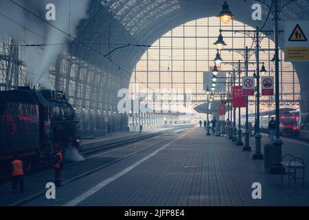 Moskau, Russland - 09. Oktober 2021: Blick auf den Bahnhof am frühen Morgen. Stockfoto