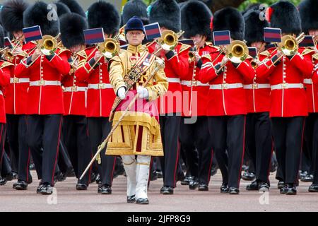 Drum Major leitet die massierten Bands der Haushaltsabteilung bei Trooping the Color, Colonel’s Review in the Mall, London, England, Vereinigtes Königreich Stockfoto